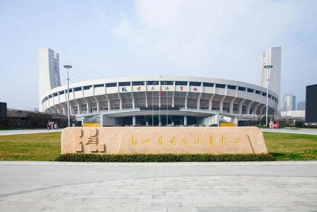 见三人都送出礼物，得到两颗神药的宋婉婷哪敢落后，急忙背过身，刷刷刷写了一张支票，双手奉到叶辰面前：叶大师，这张一亿元的支票，是婉婷的一点小小心意，还请您笑纳。